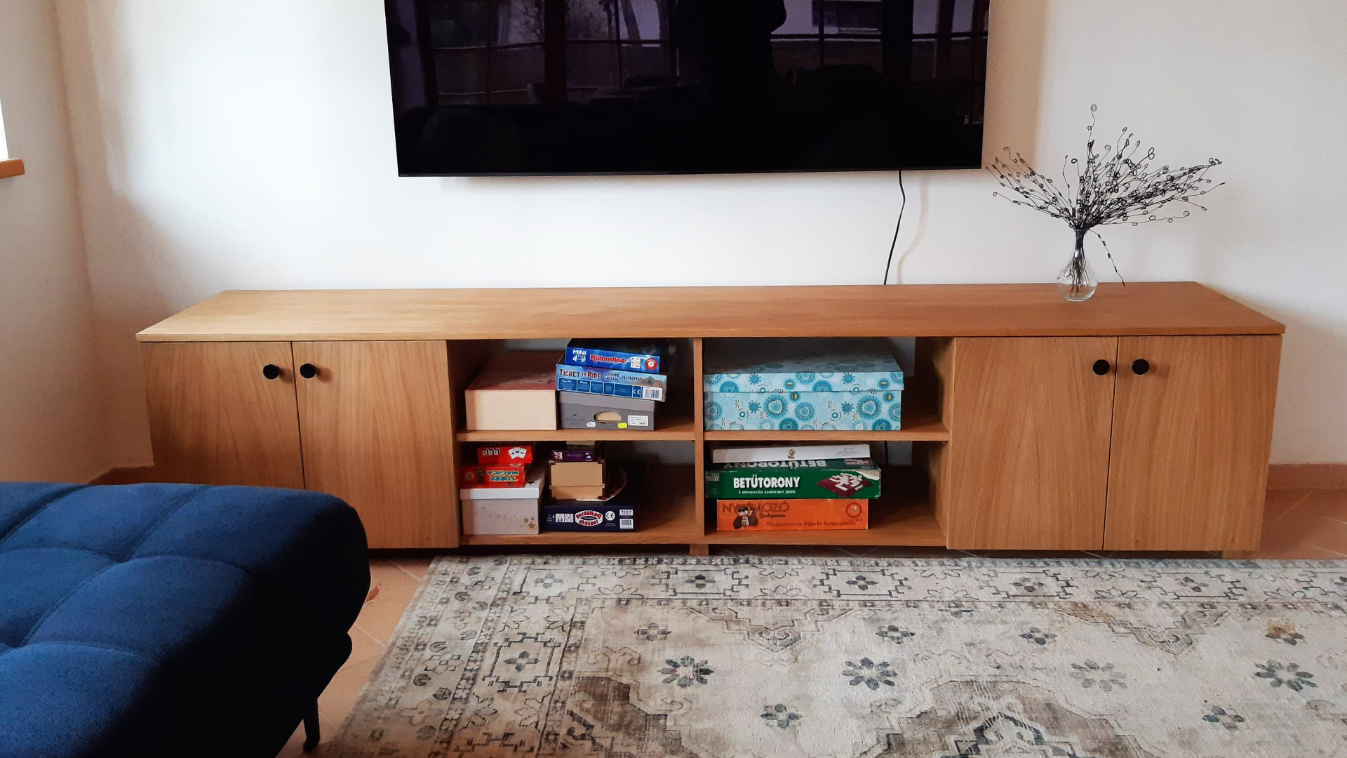 Beépített TV-szekrény nappaliban, tölgy furnérral