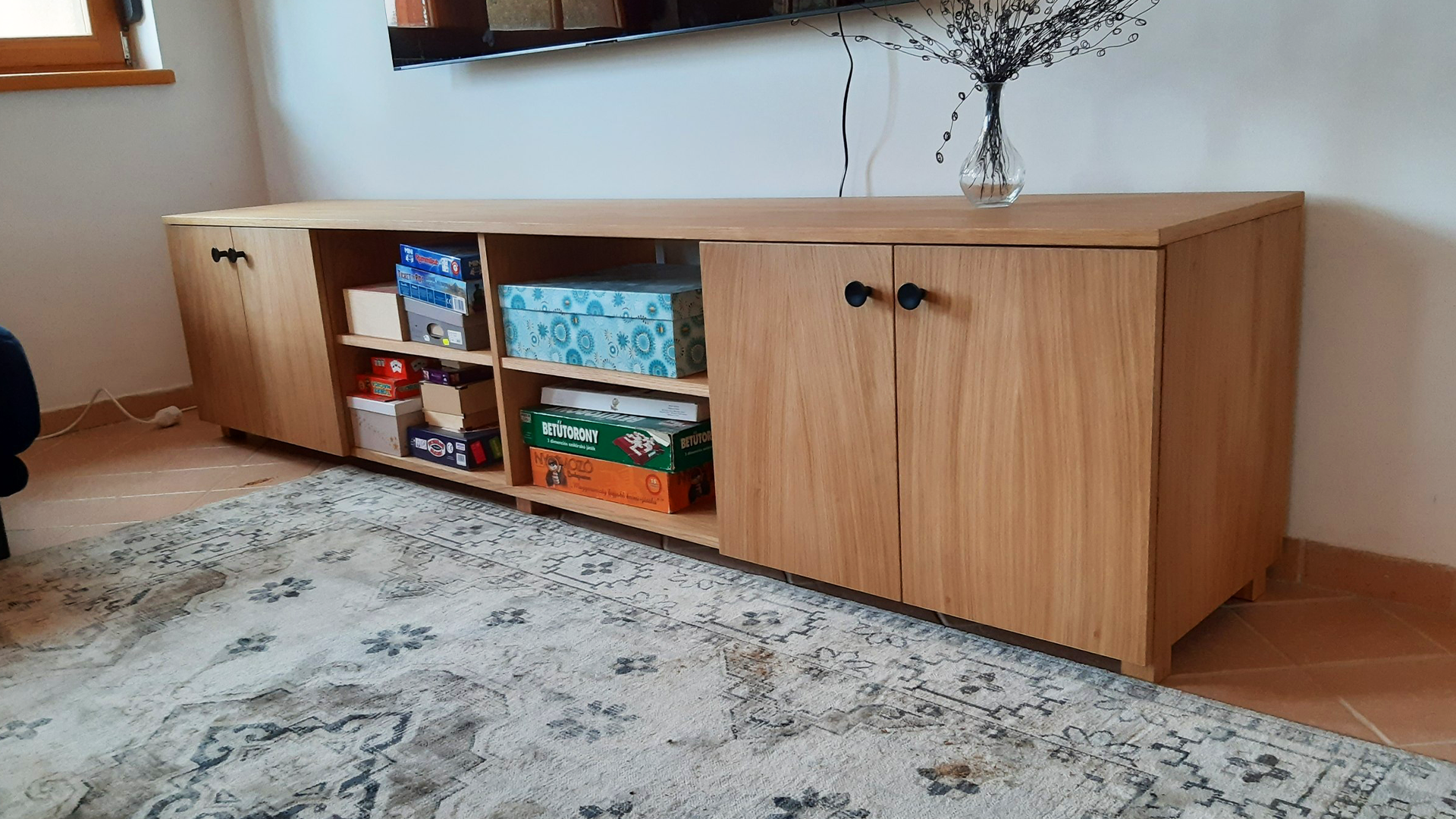 Egyedi tölgy TV-szekrény nyitott polcokkal